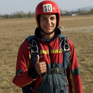 Zbor deasupra lumii: Un tânăr orădean va traversa Munţii Pirinei pe jos şi în zbor cu parapanta